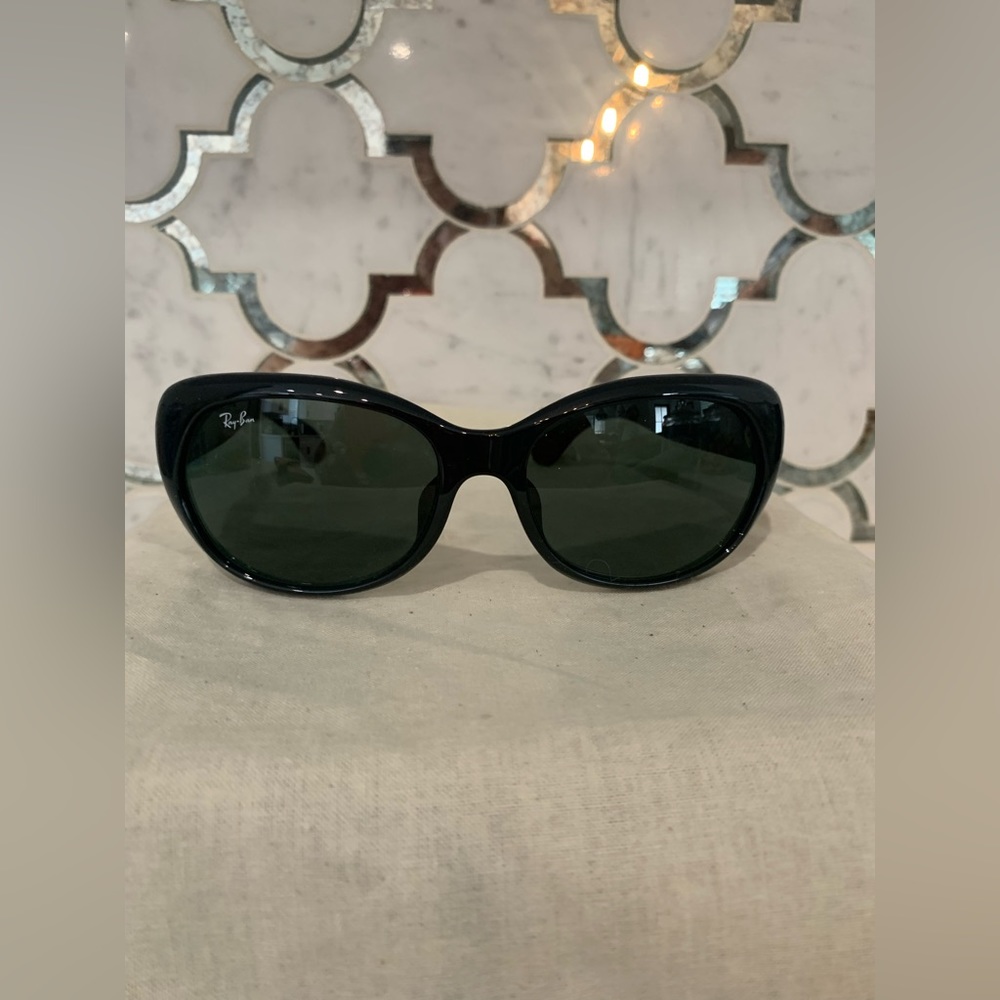 Rayban - Jackie O
RB4325F 601/71 59-18
Frame	black
Lenses	Green Classic